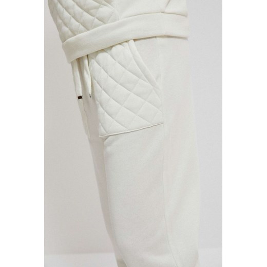Spodnie dresowe z pikowanymi kieszeniami ze sklepu Moodo.pl w kategorii Spodnie damskie - zdjęcie 143223334