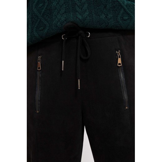Dresowe spodnie z zapinanymi kieszeniami czarne ze sklepu Moodo.pl w kategorii Spodnie damskie - zdjęcie 143442562
