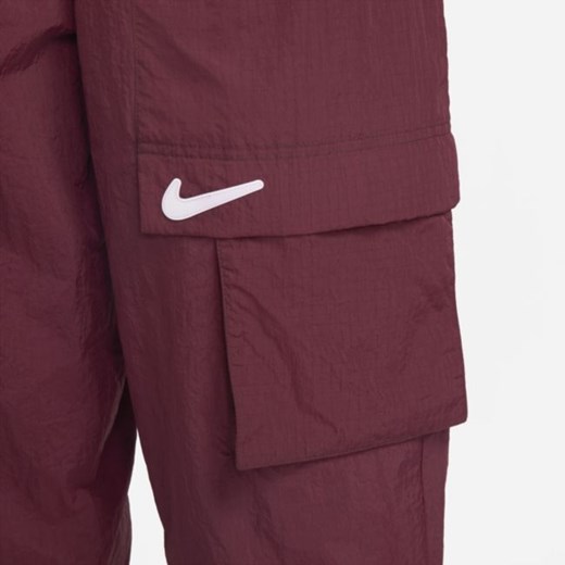 Damskie spodnie z tkaniny ze średnim stanem Nike Sportswear Swoosh - Czerwony Nike M Nike poland