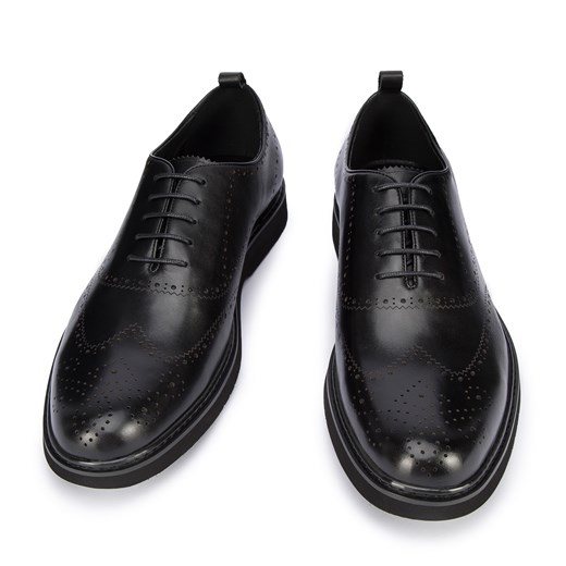 Męskie oksfordy skórzane dziurkowane na lekkiej podeszwie czarne ze sklepu WITTCHEN w kategorii Buty eleganckie męskie - zdjęcie 143575552