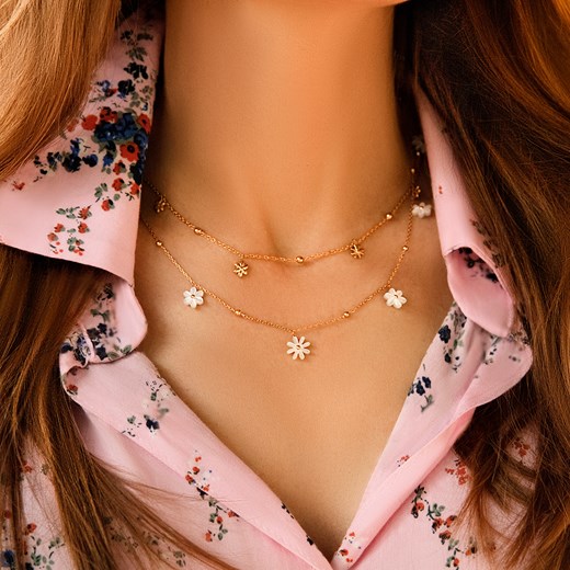 Choker Flowers pozłacany z niezapominajkami z masy perłowej Lilou One size Lilou
