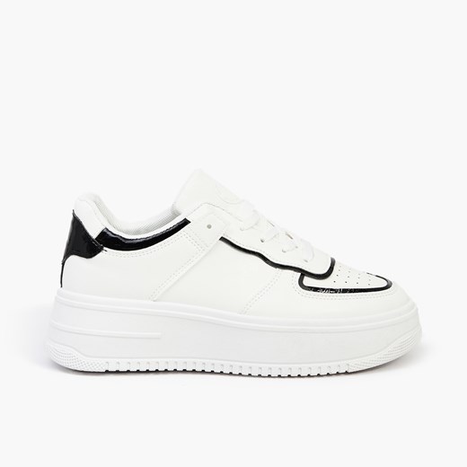 Cropp - Białe sneakersy z czarnymi wstawkami - Biały Cropp 36 Cropp