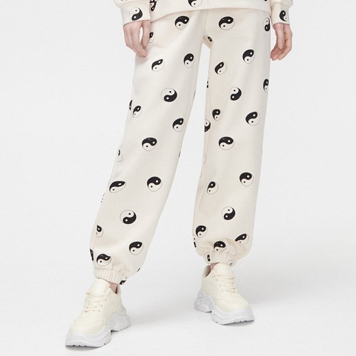 Cropp - Dresowe spodnie yin yang - Kremowy Cropp M Cropp okazja