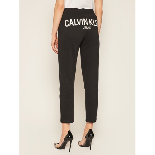 Calvin Klein Jeans Spodnie dresowe Back Logo J20J214178 Czarny Regular Fit S wyprzedaż MODIVO