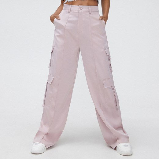 Cropp - Różowe spodnie z kieszeniami cargo - Różowy Cropp 42 Cropp
