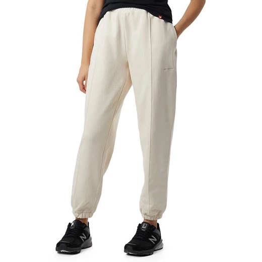 Spodnie New Balance WP23553GIE - beżowe ze sklepu streetstyle24.pl w kategorii Spodnie damskie - zdjęcie 145242793