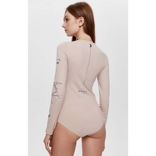 LBD 1430 Bawełniane body damskie z wzorami tatuaży, Kolor beżowy-wzór, Rozmiar XS, Conte ze sklepu Primodo w kategorii Bluzki damskie - zdjęcie 145324050