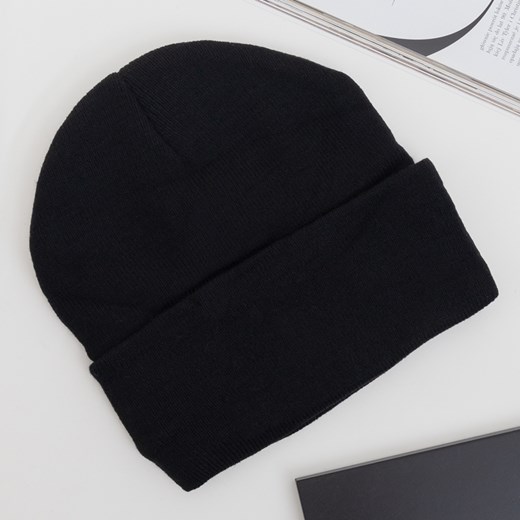 Czarna czapka beanie z napisem - Akcesoria Royalfashion.pl royalfashion.pl