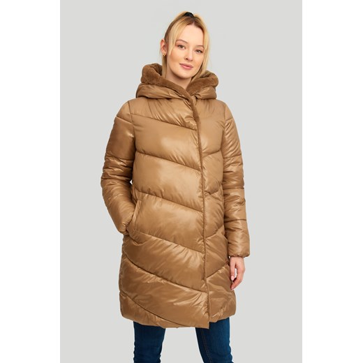 Pikowana, jasnobrązowa kurtka z kapturem wyłożonym futrem Greenpoint 42 promocja Greenpoint.pl