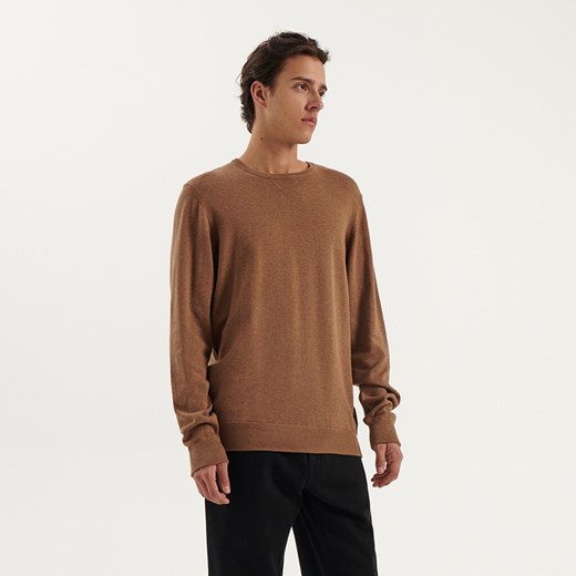 Bawełniany sweter o klasycznym kroju camelowy - Beżowy House L House