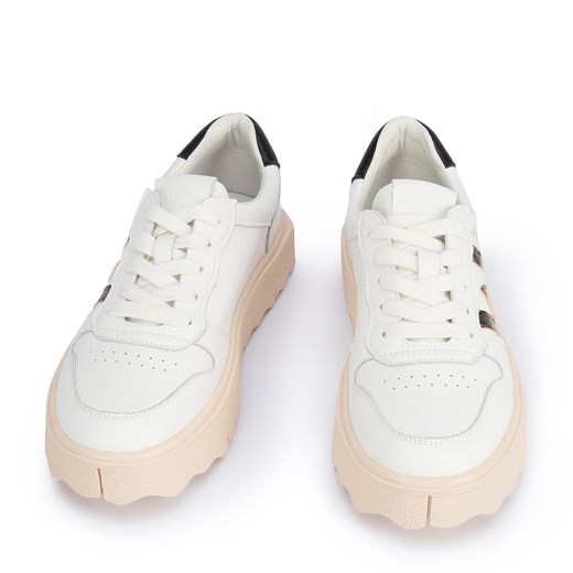 Damskie sneakersy skórzane z literą „W” białe ze sklepu WITTCHEN w kategorii Trampki damskie - zdjęcie 146441653