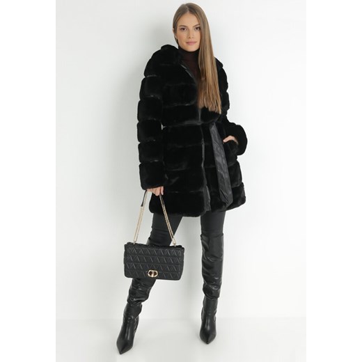 Czarny Płaszcz Futrzany Pikowany z Kapturem Helie ze sklepu Born2be Odzież w kategorii Futra damskie - zdjęcie 146581120