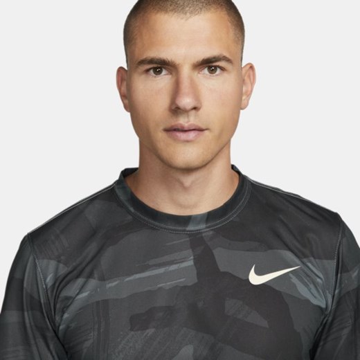 Męski T-shirt treningowy z nadrukiem moro Nike Dri-FIT - Czerń Nike XL okazja Nike poland