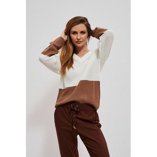 Dwukolorowy sweter ze sklepu Moodo.pl w kategorii Swetry damskie - zdjęcie 146649494