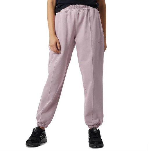 Spodnie New Balance WP23553VSW - różowe ze sklepu streetstyle24.pl w kategorii Spodnie damskie - zdjęcie 146703934