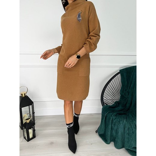 Brązowa Sweterkowa Sukienka z Broszką Modnakiecka.pl L/XL ModnaKiecka.pl