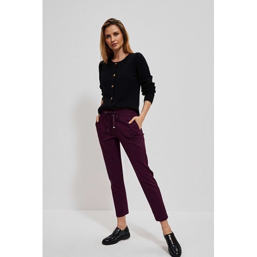 Spodnie z kantem koloru burgund ze sklepu Moodo.pl w kategorii Spodnie damskie - zdjęcie 146986332