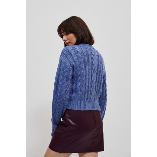 Sweter damski w warkoczowy splot ze sklepu Moodo.pl w kategorii Swetry damskie - zdjęcie 146986384