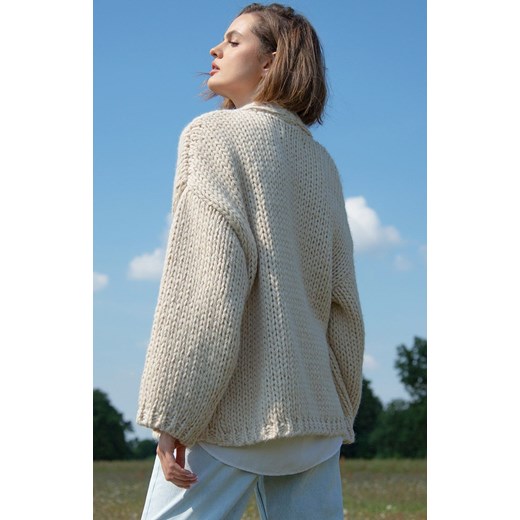 Sweter damski Fobya z dekoltem w serek casual 