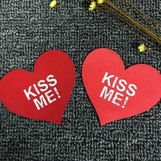 Naklejki na sutki z napisem "Kiss me" - Czerwony / Uniwersalny ze sklepu Lovita.pl w kategorii Akcesoria do bielizny - zdjęcie 147232692