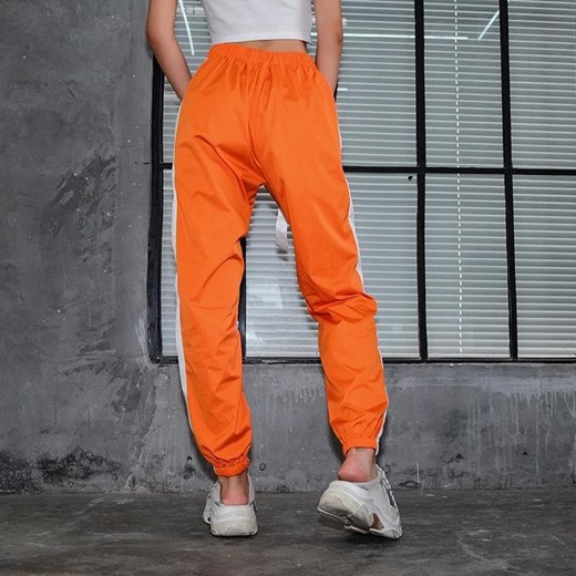 Spodnie dresowe z napisem - Pomarańczowy / M ze sklepu Maybella.pl w kategorii Spodnie damskie - zdjęcie 147237422