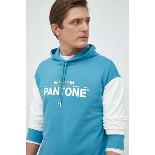United Colors of Benetton bluza bawełniana x Pantone męska kolor niebieski z United Colors Of Benetton L ANSWEAR.com