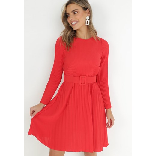 Czerwona Sukienka Plisowana z Paskiem Flyne ze sklepu Born2be Odzież w kategorii Sukienki - zdjęcie 147589840