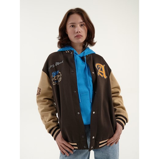 Bluza bejsbolówka oversize z haftem w stylu college brązowa - Brązowy House M/L House