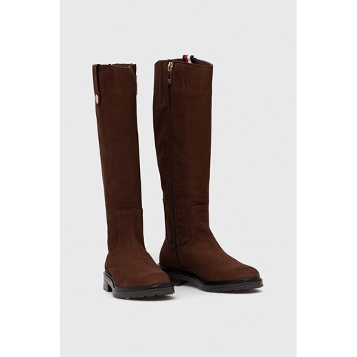 Tommy Hilfiger kozaki zamszowe TH Coin Longboot damskie kolor brązowy na płaskim Tommy Hilfiger 36 ANSWEAR.com