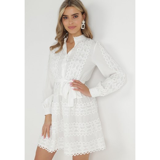 Biała Sukienka Koszulowa z Wiązanym Paskiem i Ażurowymi Taśmami Dimi ze sklepu Born2be Odzież w kategorii Sukienki - zdjęcie 148313414
