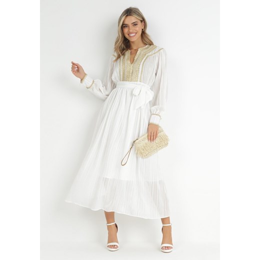 Biała Sukienka z Metaliczną Nitką i Koronkowym Dekoltem Karissa ze sklepu Born2be Odzież w kategorii Sukienki - zdjęcie 149089850