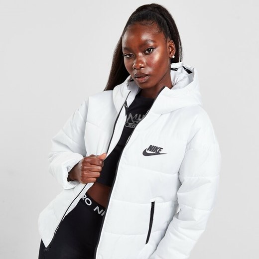 NIKE KURTKA ZIMOWA SWSH PAD JKT WHT BIALY DX1797-121 Nike L promocyjna cena JD Sports