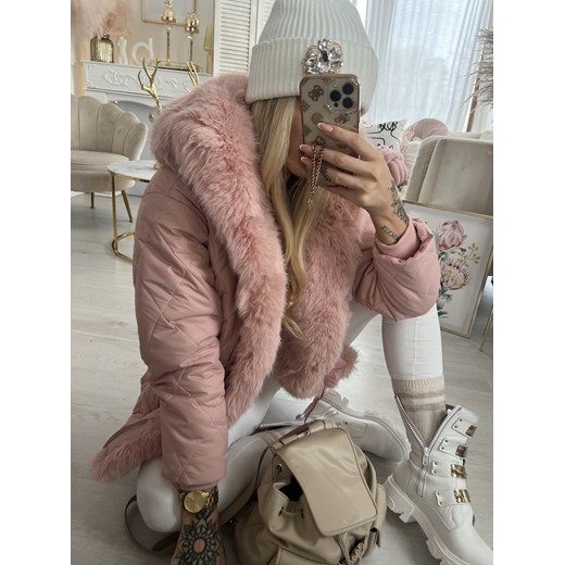 Kurtka pikowana pudrowa z kołnierzem z futerka W348 Fl Mode S/M okazja Charlotte Fashion