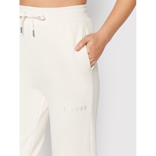 Guess Spodnie dresowe V2RB23 K9V31 Biały Regular Fit Guess M okazja MODIVO