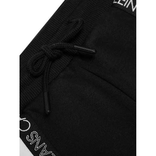 Calvin Klein Jeans Spodnie dresowe Colour Block IB0IB00866 Czarny Regular Fit 6Y okazyjna cena MODIVO