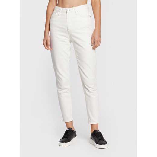 Calvin Klein Jeans Jeansy J20J219525 Biały Mom Fit 26 wyprzedaż MODIVO