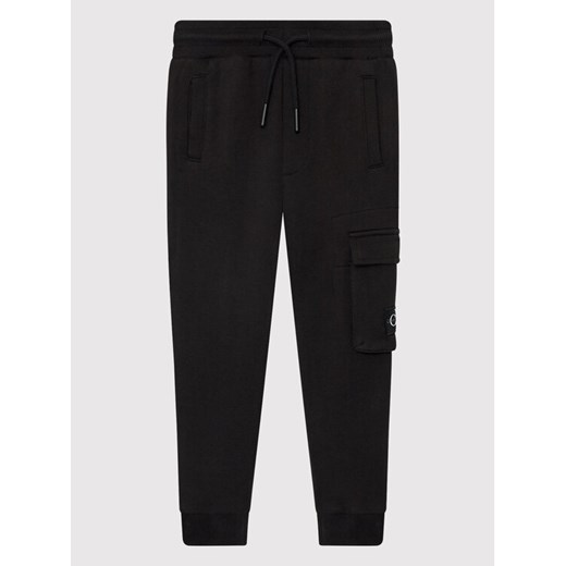 Calvin Klein Jeans Spodnie dresowe Badge Cargo IB0IB01190 Czarny Regular Fit 10Y okazyjna cena MODIVO