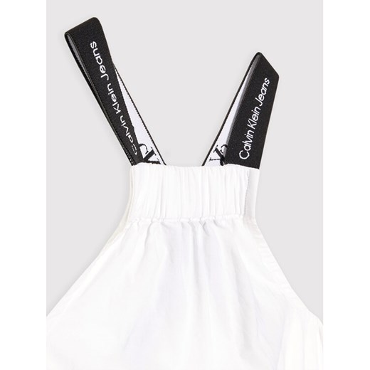 Calvin Klein Jeans Sukienka letnia Logo Tape Strap IG0IG01409 Biały Regular Fit 14Y wyprzedaż MODIVO