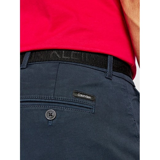 Calvin Klein Jeans Szorty materiałowe K10K107164 Granatowy Slim Fit 38 okazyjna cena MODIVO