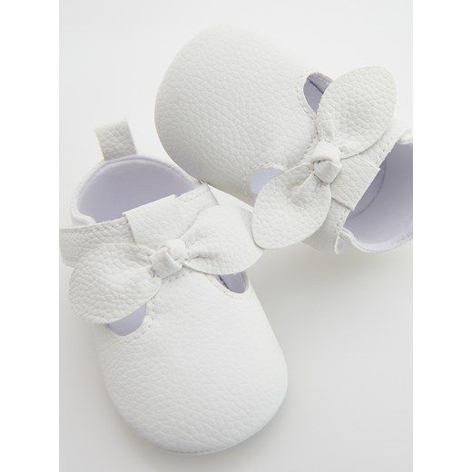 Reserved buciki niemowlęce białe z aplikacjami  na lato 