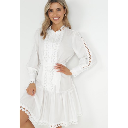 Biała Sukienka Midi ze Stójką Perłowymi Guzikami i Wiązanym Paskiem Fenya ze sklepu Born2be Odzież w kategorii Sukienki - zdjęcie 150881310