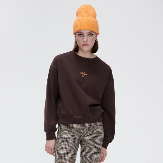 Cropp - Brązowa bluza z haftem - Brązowy ze sklepu Cropp w kategorii Bluzy damskie - zdjęcie 150900993