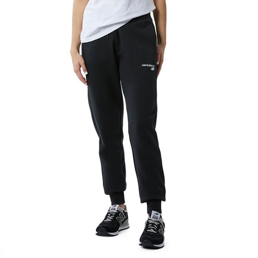 Spodnie dresowe New Balance WP03805BK - czarne ze sklepu streetstyle24.pl w kategorii Spodnie damskie - zdjęcie 151047244