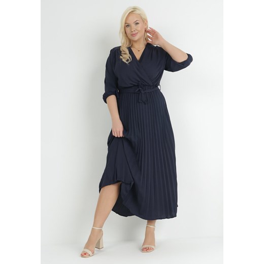 Granatowa Plisowana Sukienka Maxi z Kopertowym Dekoltem i Wiązaniem w Talii 4XL promocja Born2be Odzież