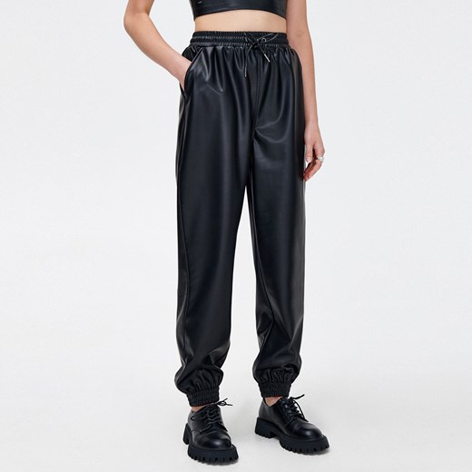 Cropp - Czarne joggery z imitacji skóry - Czarny Cropp 40 Cropp wyprzedaż