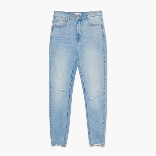 Cropp - Jasne jeansy skinny z dziurami - niebieski ze sklepu Cropp w kategorii Jeansy damskie - zdjęcie 152201510