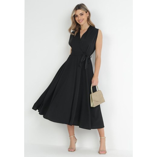 Czarna Sukienka Maxi z Materiałowym Paskiem i Kopertowym Dekoltem Istilla ze sklepu Born2be Odzież w kategorii Sukienki - zdjęcie 152324871