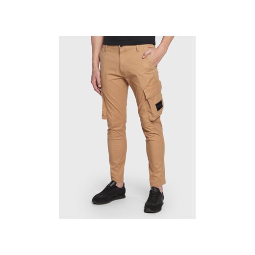 Calvin Klein Jeans Spodnie materiałowe J30J322043 Beżowy Regular Fit 32 promocja MODIVO