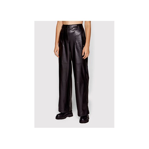 Calvin Klein Jeans Spodnie z imitacji skóry J20J218954 Czarny Regular Fit M promocyjna cena MODIVO
