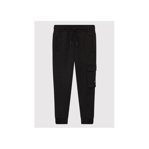 Calvin Klein Jeans Spodnie dresowe Badge Cargo IB0IB01190 Czarny Regular Fit 8Y wyprzedaż MODIVO